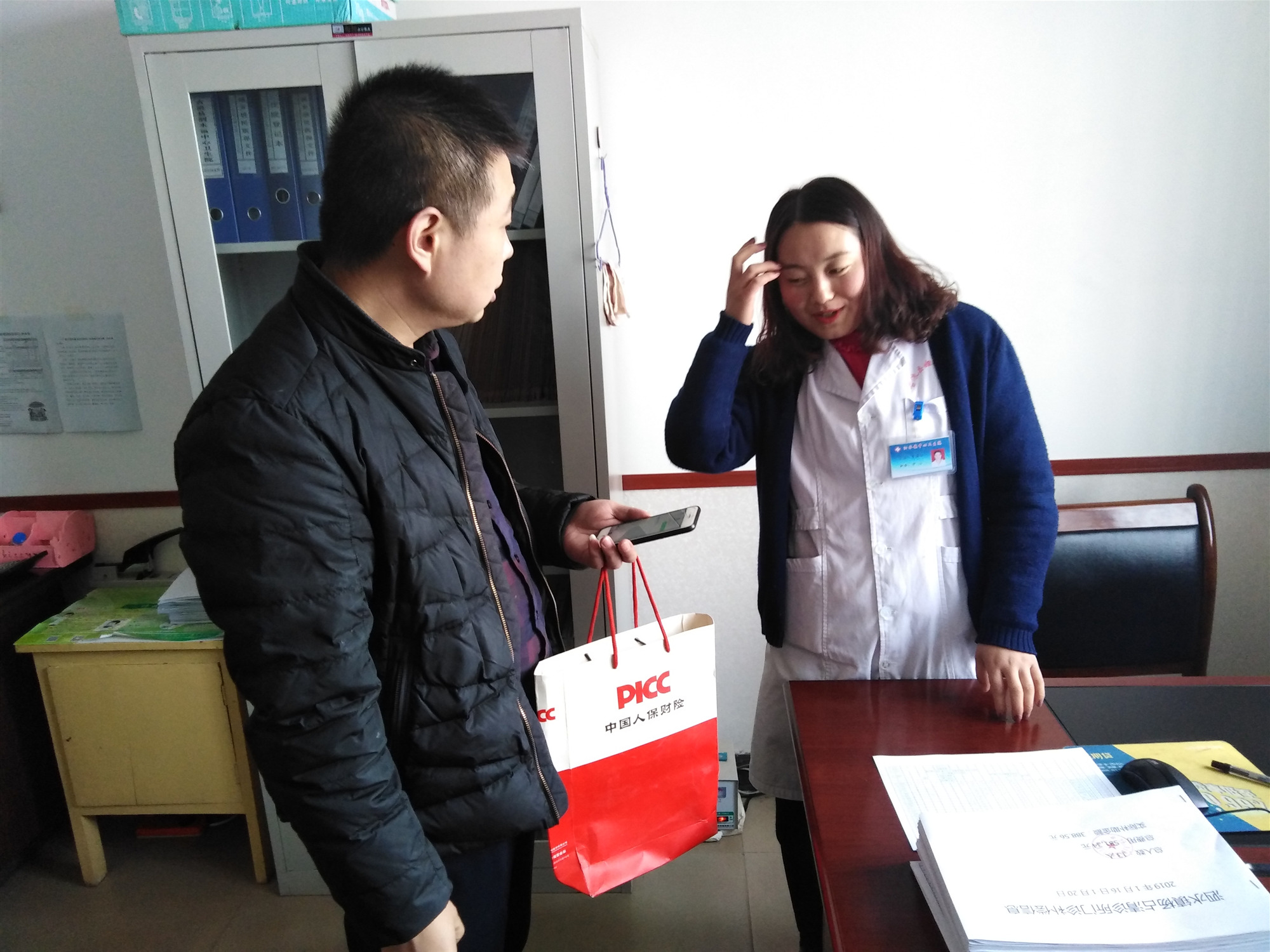 人保武威分公司走访古浪精准扶贫患者王某的家庭医生，落实大病保险报销情况